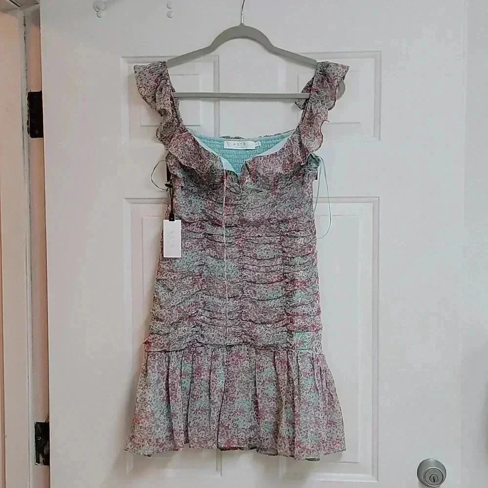ASTR The Label OFF SHOULDER RUCHED FLORAL MINI DRESS - Picture 2 of 10
